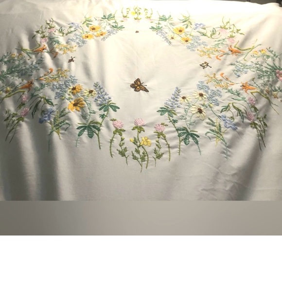 Embroidered floral white tablecloth - Picture 1 of 6